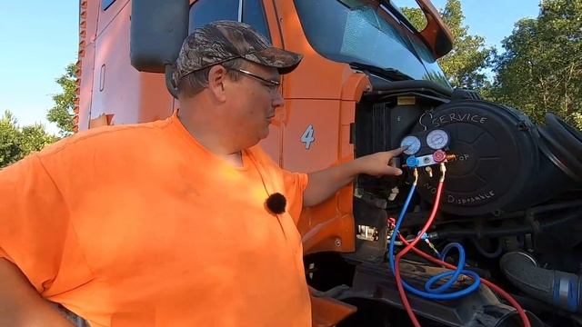 A/C basics...Using manifold gauges to determine a/c problems in a semi truck | a/c pressure reading смотреть онлайн