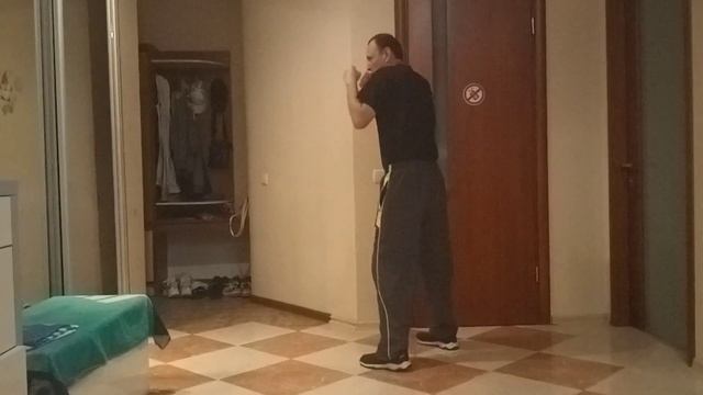 Атака двойным прямым ударом левой — левой в голову, защита подставкой правой ладони с уходом назад смотреть онлайн