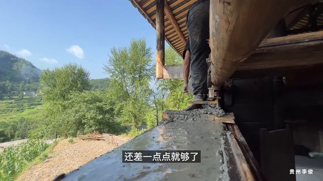 一对情侣在不通车路的大山里，翻修70年老房子，花1100元钱请村里60岁老人扛沙子 смотреть онлайн
