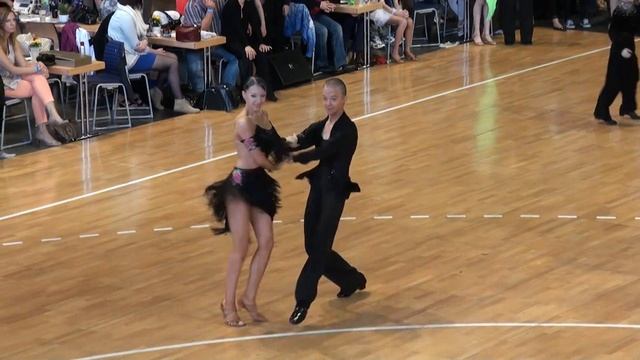 Julia Becker und Leon Scerbina (Samba) Berlin 06/2012 смотреть онлайн