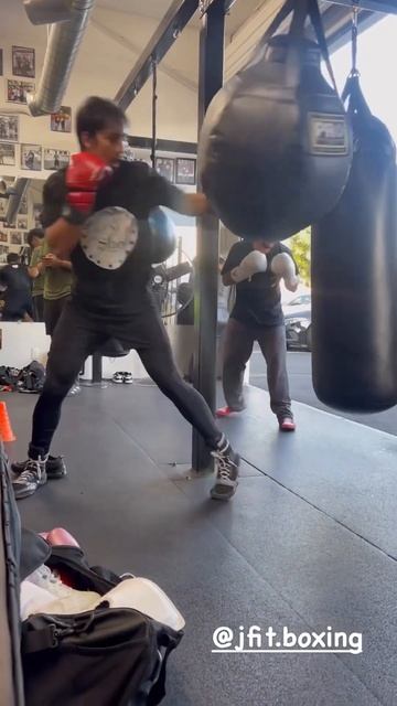 Josh on the angle bag. Focusing transferring weight from foot to foot while find the angle #boxing смотреть онлайн