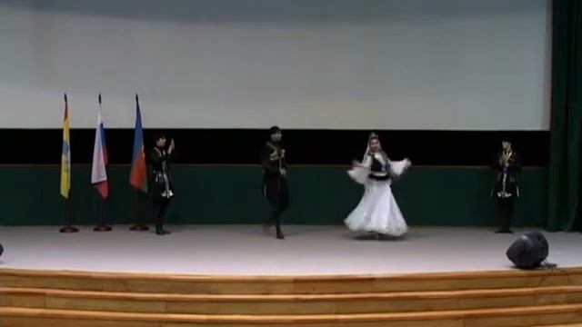 Бакинцы танцуют