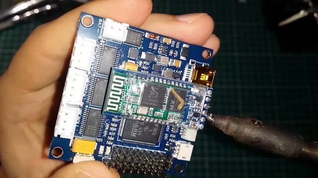 Паяем БТ модуль к контроллеру - Soldering BT HC-05 module to Simple BGC32 Extended смотреть онлайн