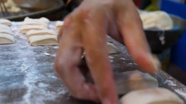 대박 해산물 꼬치구이부터 족발덮밥, 멋떨어지는 팟타이 이모, 과일 자르기 달인까지, 태국 방콕 차이나타운 길거리음식 몰아보기-Thai street food collection смотреть онлайн