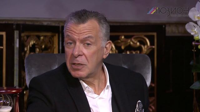 Андрей Ургант в программе "Разговоры за чашечкой чая с Натальей Дроздовой. смотреть онлайн