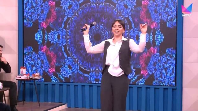 Arzuxanim - Aylar Otsede Iller Keçsede Seni Heç Kes Sile Bilmez Baxmaram Sacina Dusubdur Ag Den