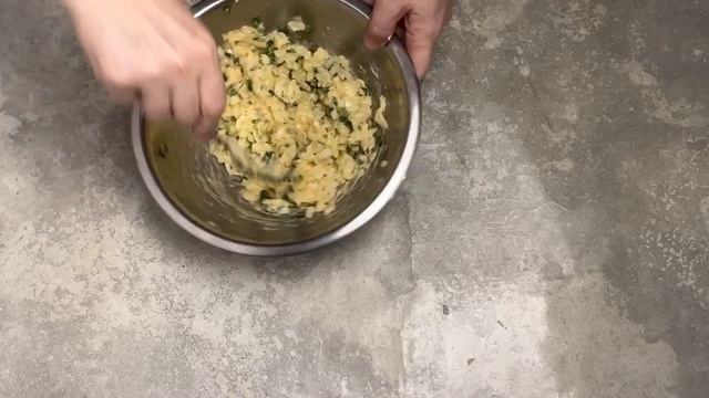 КАК ПРИГОТОВИТЬ ЛУКОВЫЕ ОЛАДЬИ НА СКОВОРОДЕ? Вкусные, простые, без молока,, на завтрак или перекус смотреть онлайн