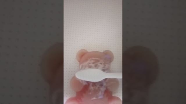 ЖЕЛЕЙНЫЙ МЕДВЕДЬ ВАЛЕРИЙ ЧИСТИТ ЗУБЫ смотреть онлайн