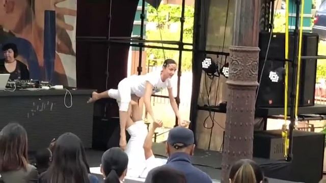 Acroyoga Performance