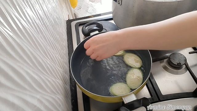 Ո՞վ է սիրում / Տապակած դդմիկ / смотреть онлайн