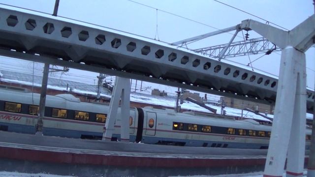 [Прибытие и Отправление] Высокоскоростной поезд "Сапсан" ЭВС1-012 и Электропоезд ЭТ2М-099 смотреть онлайн