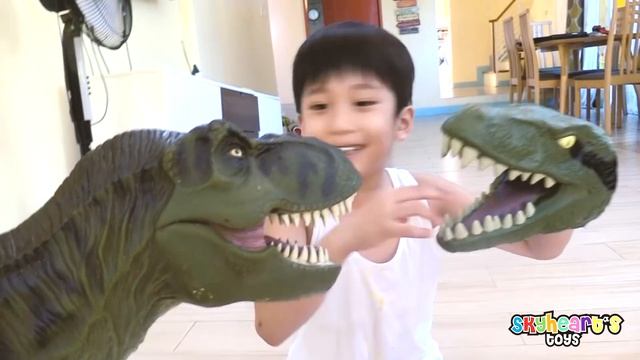DINOSAUR PUPPET BATTLE! Skyheart pretend play with dinosaurs for kids trex смотреть онлайн