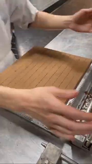 HOW TO MAKE CAKE POPS TIPS AND TRICKS | Chocolate Covered 🍓🍫 #cakepops #chocolate #cakesicles #fyp смотреть онлайн