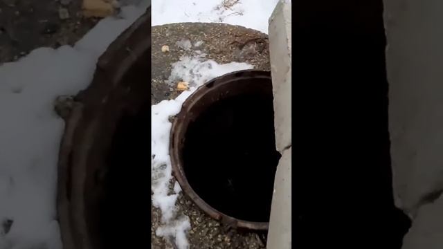 Опасные люки во дворе дома на улице Батавина смотреть онлайн