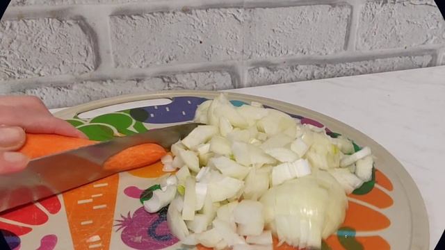 Недорогое блюдо, которого получается очень много. Эта курочка еще вкуснее как ее готовят в Италии.