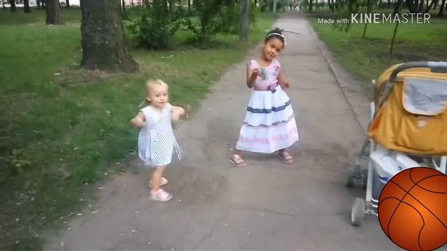 Божана и Ангелина танцуют в парке смотреть онлайн