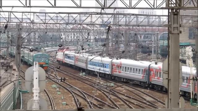A train traffic beside Kazansky railway station, Moscow, Russia. смотреть онлайн