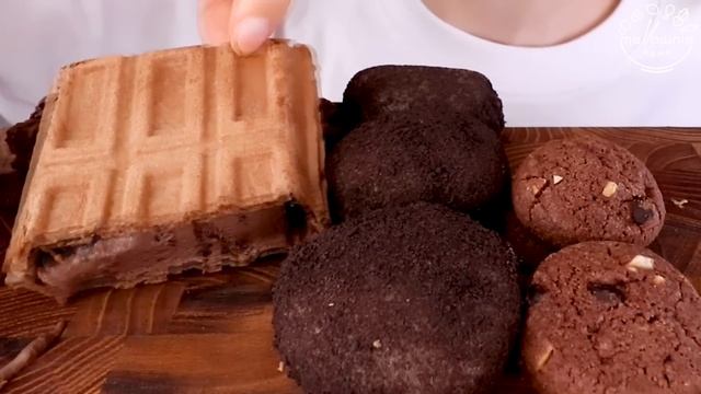 ASMR MUKBANG｜CONVENIENCE STORE CHOCOLATE PARTY *ICE CREAM, MOCHI, CREAM BREAD, TICO, CAKE 초콜릿 파티 먹방 смотреть онлайн