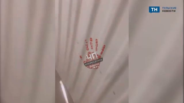 Момент обрушения крыши складского помещения в Донском с рабочими внутри смотреть онлайн