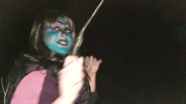 Она с метлой, он в черной шляпе смотреть онлайн