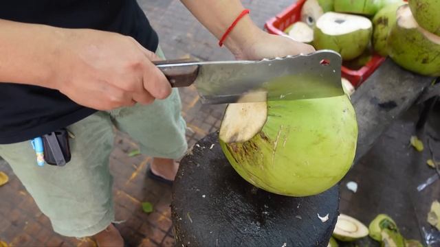 Amazing Speed Coconut Cutting Skills! Fresh Coconut Juice | Cambodian Street Food смотреть онлайн