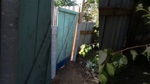 шиферный забор на асбестовых трубах, вылаживаем яму под уличный туалет с белого кирпича