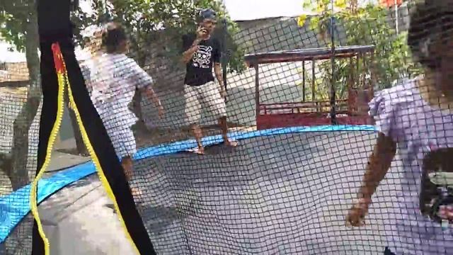 Mencoba Trampolin смотреть онлайн