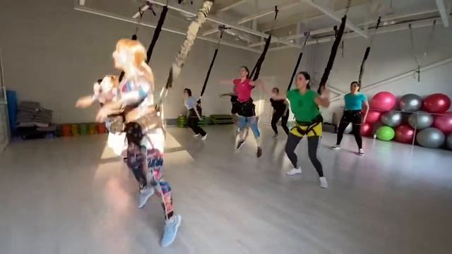 Bungee fitness. Bungee Dance. Тренировки на пружинящем троссе. Танцуй и худей😊 смотреть онлайн