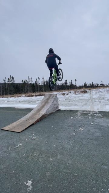 Sends and hucks to flat #shorts #mtb смотреть онлайн
