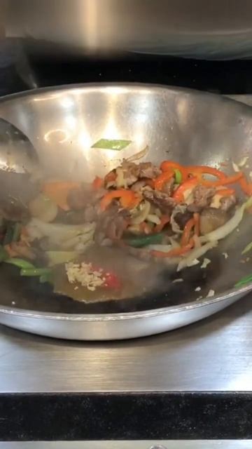 Готовят для меня #вок с говядиной, грибами и овощами #еда #беспечныйедок #общепит #shorts