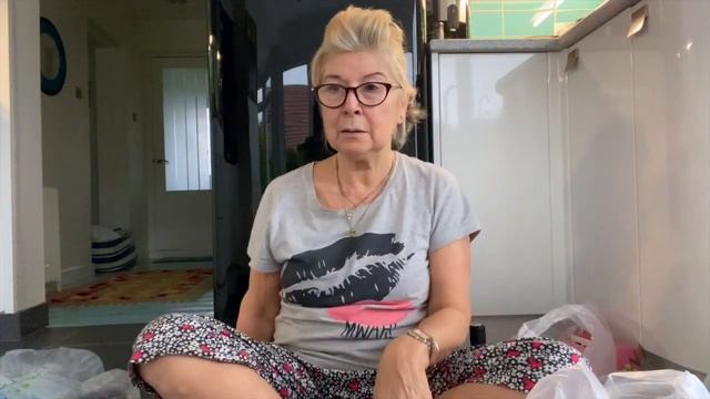 The Dullest Vlog Ever!  I Show You What's In My Fridge.........