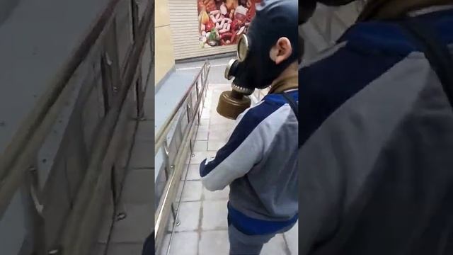 идём с другом в пятёрочку в противогазе