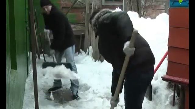 Из-за наледи не выйти во двор смотреть онлайн