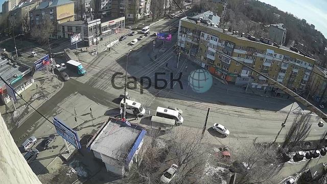 В Саратове сошедший с рельсов трамвай повредил "Газель" смотреть онлайн