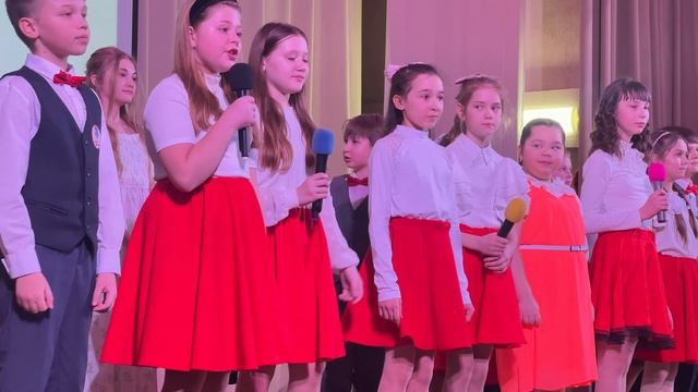 Весенний концерт для мам и бабушек. МБОУ "Средняя школа №1" г. Верхняя Салда, 2025г смотреть онлайн