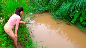 Красивая Рыбалка Девушка ловит крупную рыбу в маленькой речке на поплавочную удочку