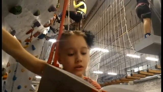 Читай всегда! Читай везде! Лера Беляева читает на скалодроме смотреть онлайн