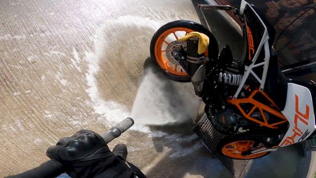 Bei 25° Motorrad Waschen // KTM Duke 390 смотреть онлайн