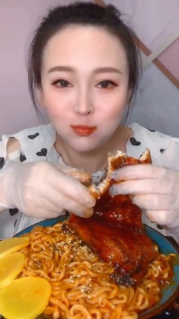 Noodle With Ingredient Fried Fish Eating Show