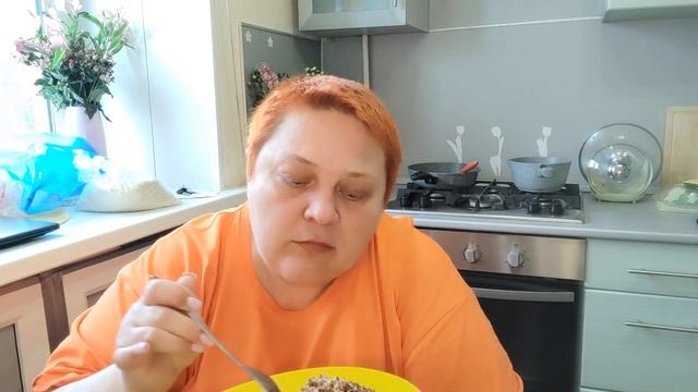 Мукбанг У КОГО-ТО СЕГОДНЯ СЛИПНЕТСЯ! Гречка с сарделькой и пирог с малиной! смотреть онлайн