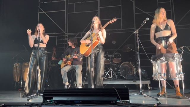 Haim performing Leaning on You 4.24.22 смотреть онлайн