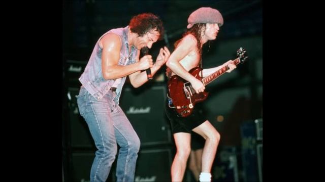 AC/DC- For Those About To Rock (Live Lawlor Events Center, Reno Nevada, Oct. 20th 1985)