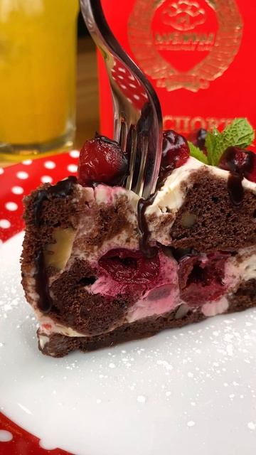 Бабушкин сметанник с вишней и голубикой