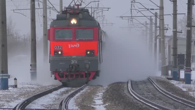 Пассажирские поезда РЖД пролетают зимой на скорости в Сибири | Железная дорога смотреть онлайн