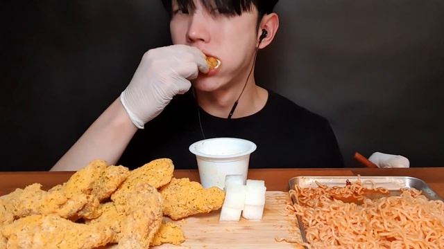 뿌링클 치킨 윙 비빔면 먹방 Bburinkle Chicken Bibimmyeon spicy noodles mukbang asmr チキン ไก่ทอด gàrán eatingsho смотреть онлайн