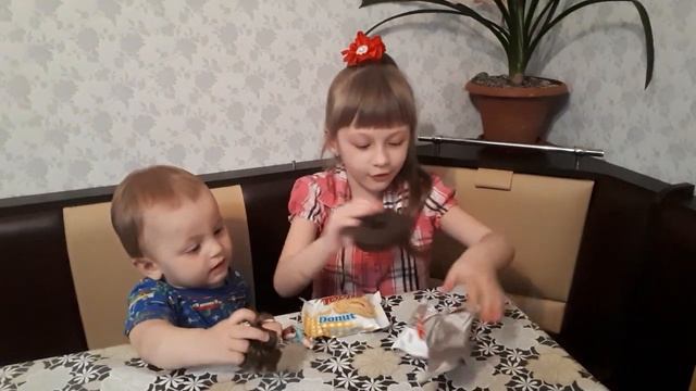Распаковка вкусняшки - открываем пончики.  Видео для детей