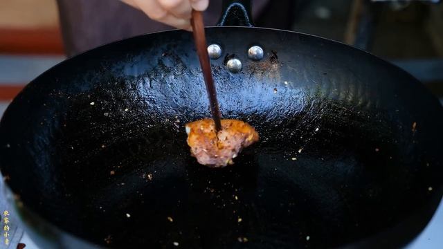 【农家的小勇】小勇做牙签肉，炸至金黄外酥里嫩，一口一个好吃的停不了 смотреть онлайн