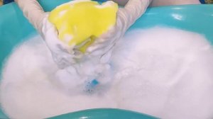 asmr 🧽 sponge squeezing w laundry detergent