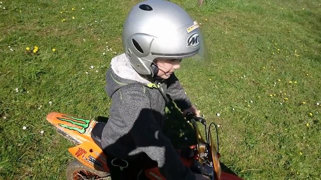CÓMO ARRANCAR MINIMOTO INFANTIL DE CROSS. IZARO con 7 años y OIER con 3 y 7 AÑOS смотреть онлайн