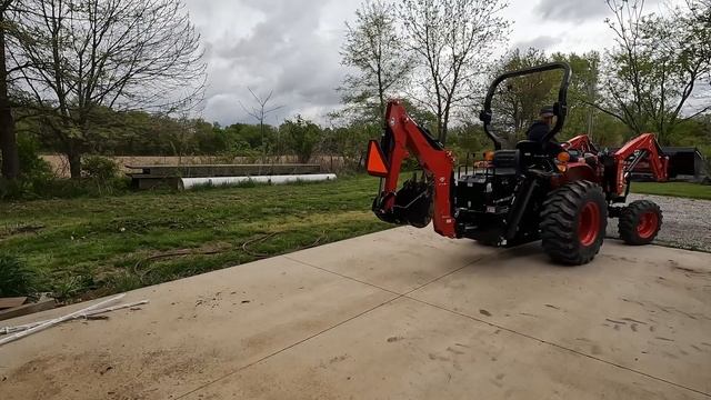 Getting the tractor ready to dig some trench. Mounting the Backhoe attachment on the TYM 2515. смотреть онлайн